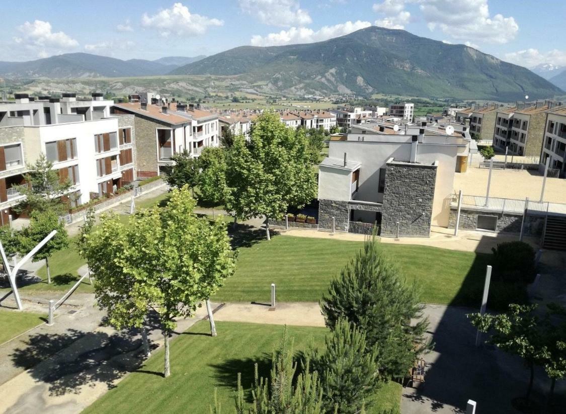 Deluxe Pirineos Apartment Sabinanigo Exterior photo